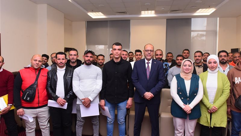 وزير العمل يسلّم