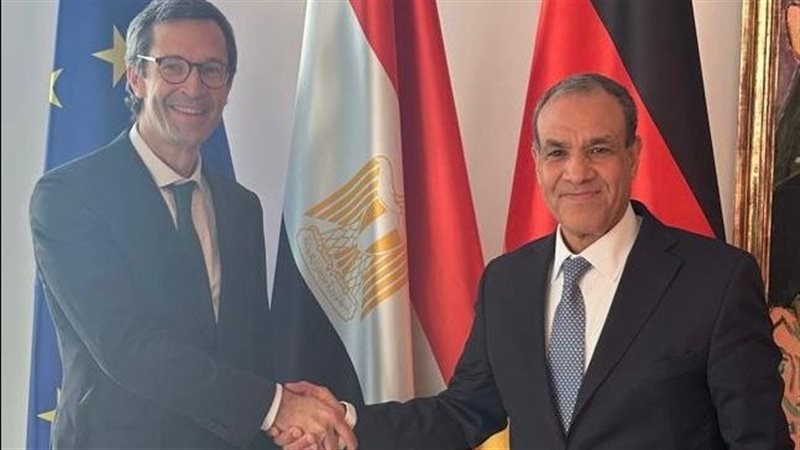 وزير الخارجية مع