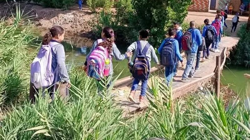 لحظه مرور الطلاب