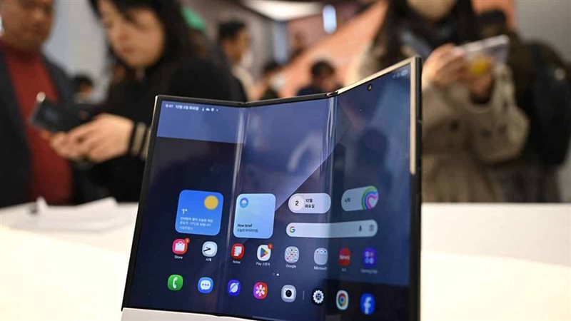  أول هاتف ثلاثي الطي