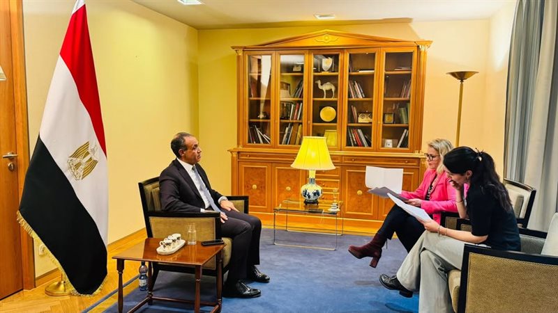 وزير الخارجية مع