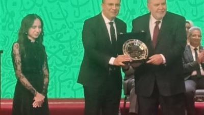 الجامعة الأمريكية بالقاهرة تمنح عمرو الليثي لقب أفضل إعلامي لعام 2025