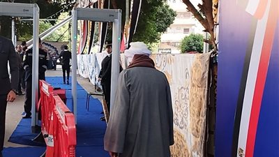 إصرار وعزيمة: كبار السن يساهمون في الانتخابات البرلمانية بمحافظة قنا