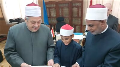 اليوم العالمي لذوي الهمم: قطاع المعاهد يمنح طالبًا مصحف بطريقة برايل |شاهد