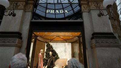 صفقة ضخمة تهز عالم الموضة.. برادا تعزز هيمنتها بـ1.4 مليار دولار