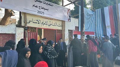 إقبال لافت للناخبين أمام لجان «بنت الشاطئ» بالعسيرات بسوهاج