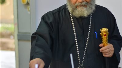 أسقف نجع حمادي يدلي بصوته في انتخابات مجلس النواب ويؤكد: المشاركة واجب طني