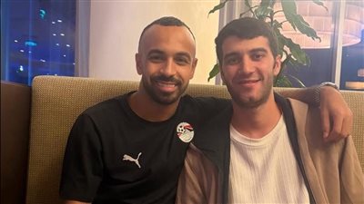 سيف أبو تريكة يحتفل مع قفشة بهدفه مع منتخب مصر أمام الكويت 