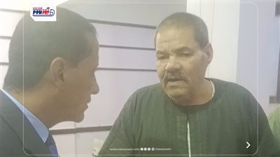 مستشار يساعد كفيفا على الإدلاء بصوته في لجنة معهد العجميين بانتخابات النواب