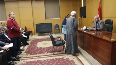 محافظ بني سويف يتابع إجراءات حل مشكلات المياه والصرف