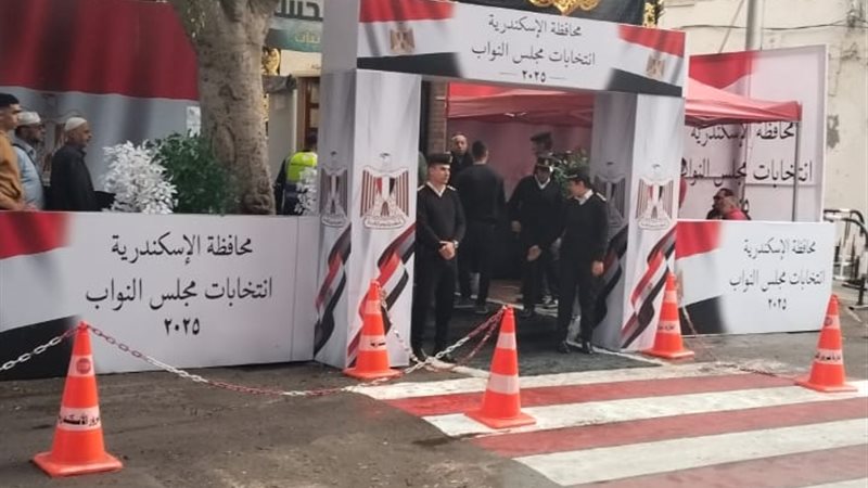   توافد عدد من الناخبين