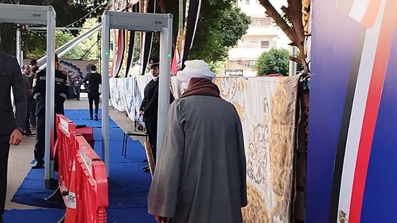 مسن بقنا ينضم للانتخابات