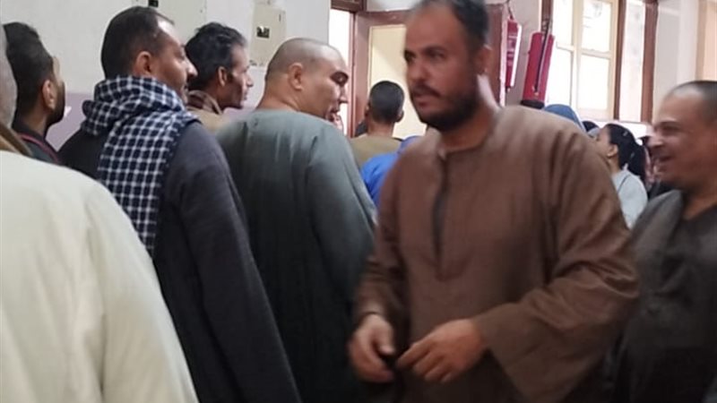 واقفين بالجلاليب