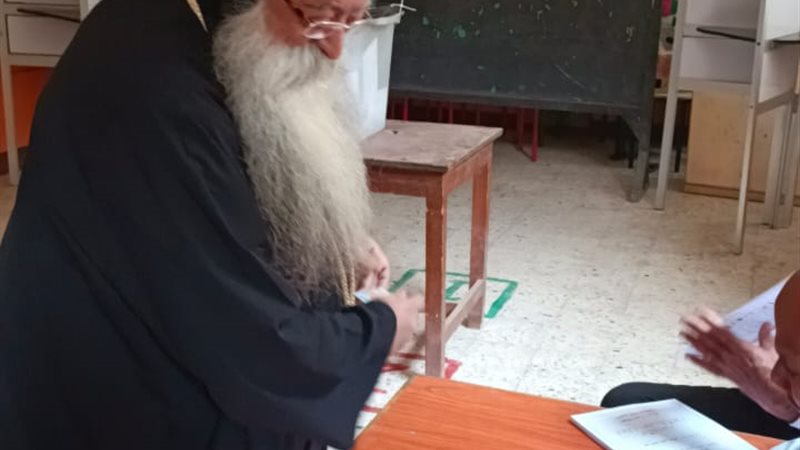 مطران دشنا ادلي بصوته