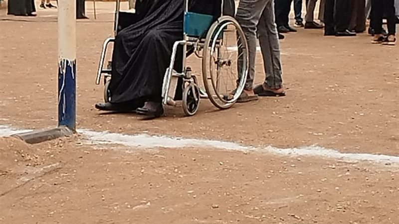 مسنه علي كرسي متحرك