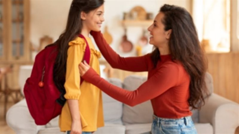 العلاقة  بين الأم