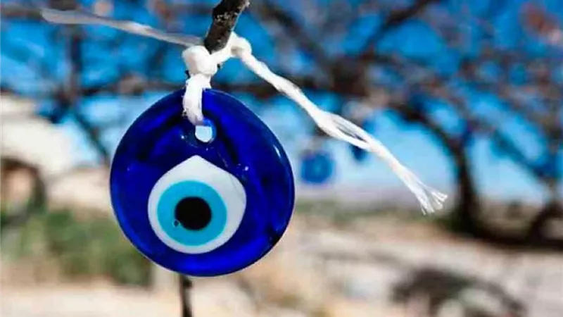 الخرزة الزرقاء 