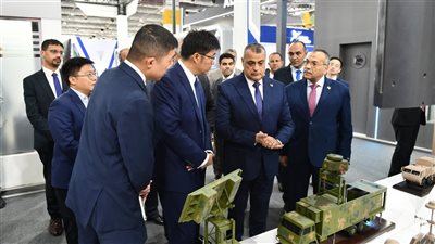 وزير الدولة للإنتاج الحربي يتفقد أجنحة عدد من الشركات بمعرض