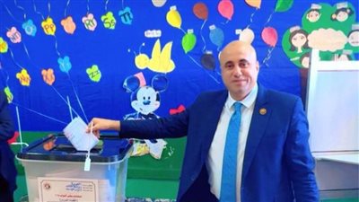 النائب محمد عزت عرفات يدلي بصوته بمدرسة اشليمة الابتدائية