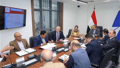 محافظ دمياط يواصل متابعة الخطط الاستثمارية وتطوير القطاعات الخدمية