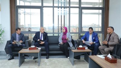 محافظ دمياط يناقش استراتيجية إطلاق أسبوع الاستدامة بدمياط