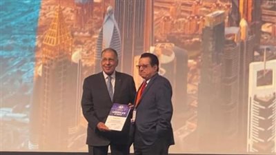 العالمي لجراحات المخ والأعصاب يكرِّم الدكتور شريف عزت عميد طب الأزهر السابق