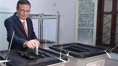 في ثاني أيام الانتخابات.. وزير الزراعة يدلي بصوته في مدرسة الرمل بالإسكندرية