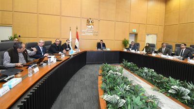 وزير الإسكان يستعرض خطط 