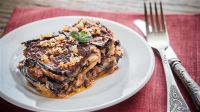 المسقعة المشوية باللحمة المفرومة .. وصفة شهية وسهلة التحضير 	