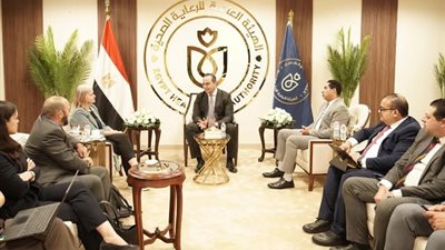 رئيس الرعاية الصحية يلتقي وفد وزارة التجارة والسفارة البريطانية بالقاهرة