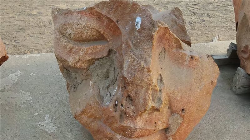 جزء من التمثال 