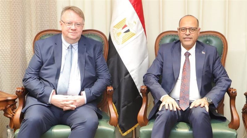 وزير العمل يستقبل