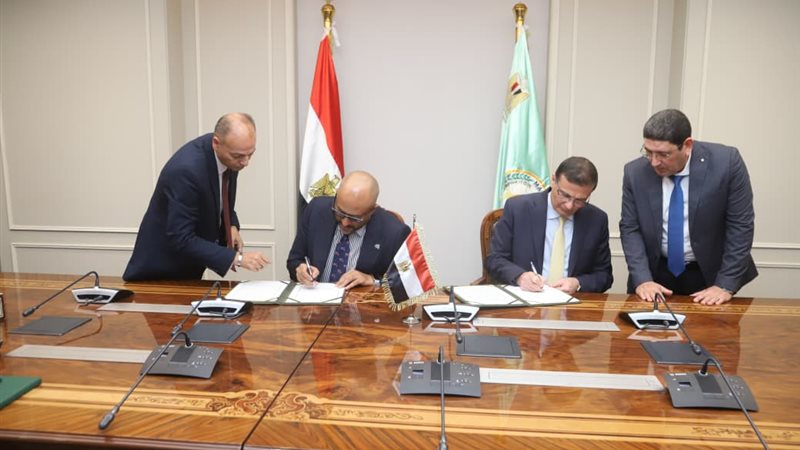 وزير الزراعة يوقع