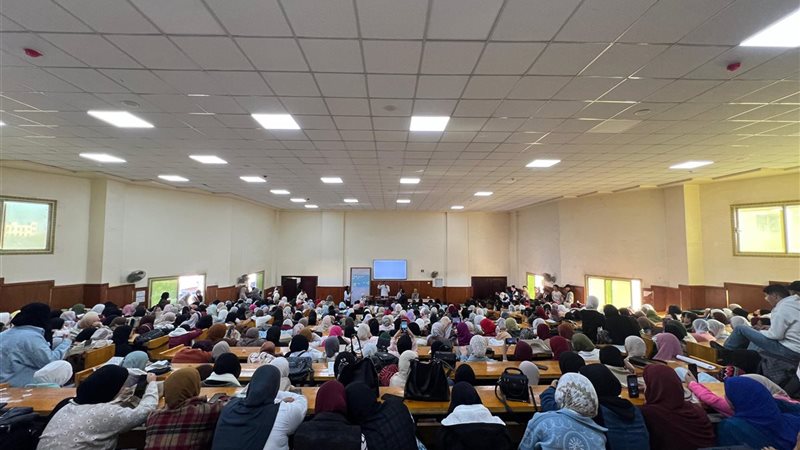 طلاب التربية بجامعة