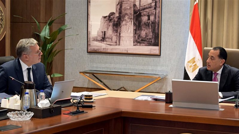 رئيس الوزراء يستعرض