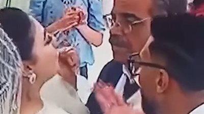 على طريقة«عريس من جهة أمنية».. أب يمازح زوج ابنته خلال حفل زفافهما