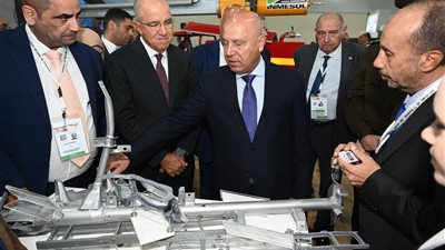 كامل الوزير يتفقد منتجات كبرى شركات الصناعة المصرية في «إيديكس 2025»