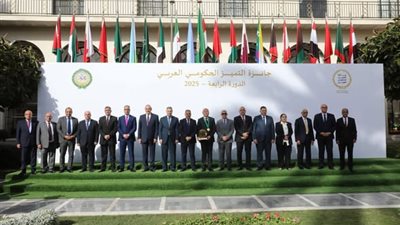 القيادات التنفيذية والعاملون يهنئون محافظ القاهرة على جائزة أفضل محافظ عربي