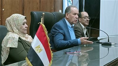 مدير تعليم أسيوط يتابع صرف مستحقات المعلمين والعاملين بالإدارات التعليمية