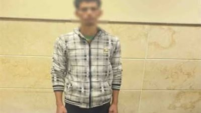 كروت إنتخابية لتوجيه المواطنين بجوار لجنة بدمنهور والأمن يضبط المتورط 