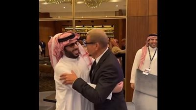 لقاء مع الأسطورة.. تركي آل الشيخ يعانق عمرو دياب في أحدث ظهور لهما