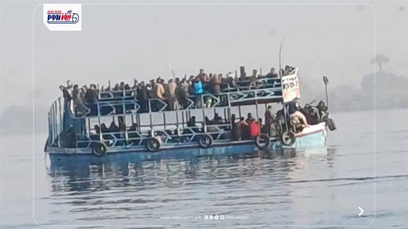 المواطنين داخل اللنش