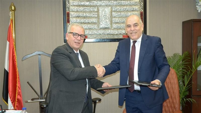 جانب من التوقيع 