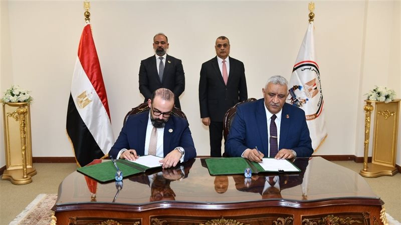 جانب من التوقيع