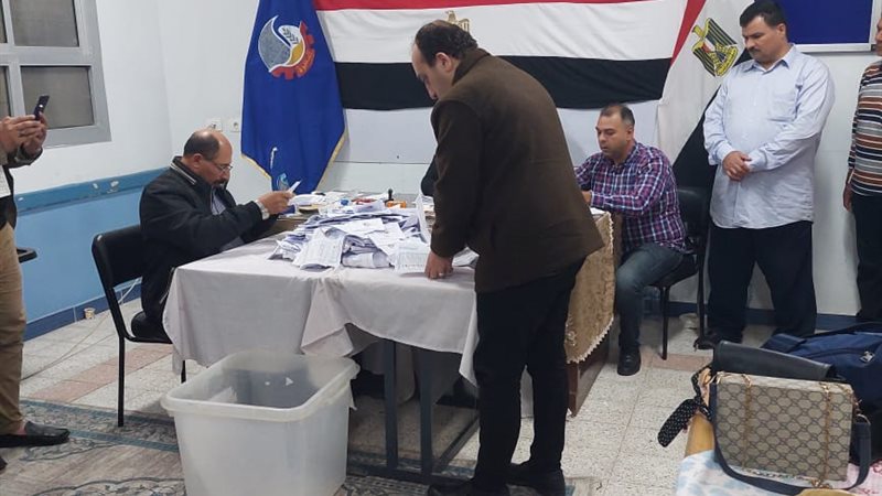 غلق صناديق الاقتراع