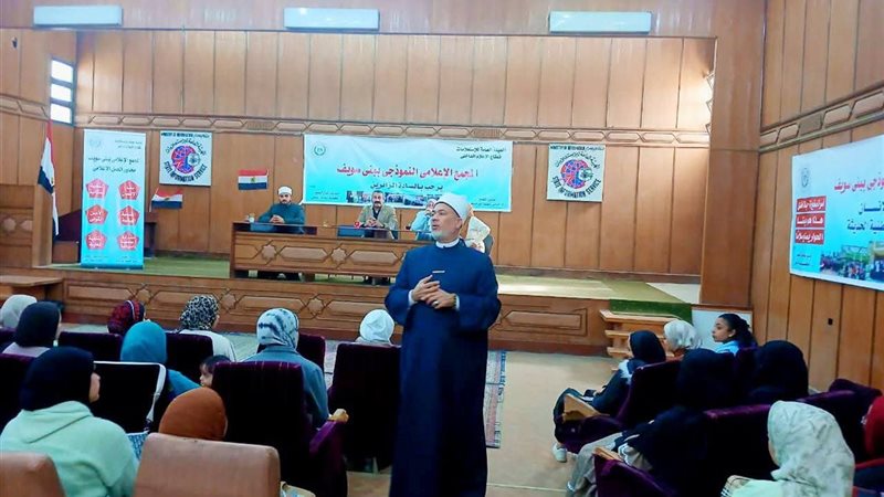 جانب من الندوة بالمجمع