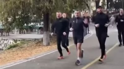 بالزي الرياضي.. فيديو يظهر ماكرون يركض في تشنغدو بالصين