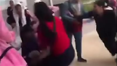 فيديو صادم في مدرسة الشهداء يكشف مشاجرة عنيفة بين طالبات وولية أمر 
