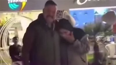 بهذه الطريقة.. مواطن يحتفل بزوجته بمناسبة مرور 25 عاما على زواجهما في بني سويف