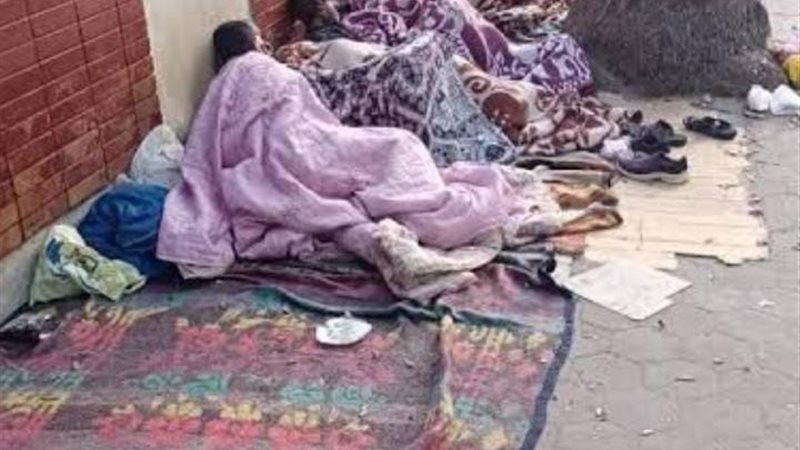 أهالي المرضى يفترشون